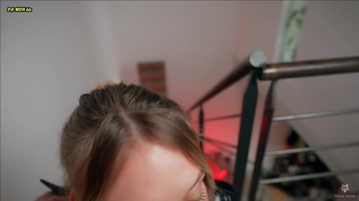 Fiona-Fuchs – EXTREM DEVOT in Latex – Maul gestopft mit Gagball und Mundfick