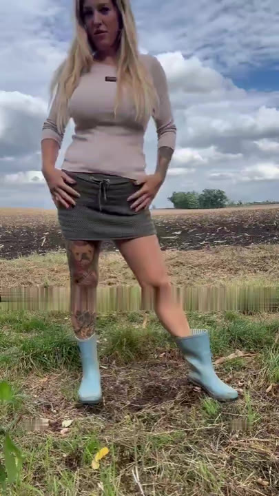 SexyAnina – Pisse für euch mit meinen Gummi Stiefeln