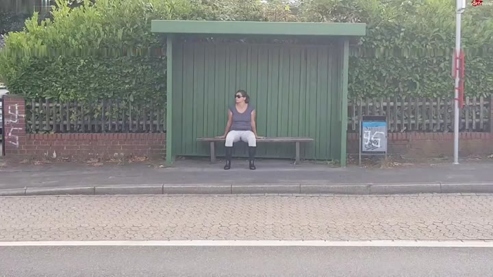 Luna-Light – Public Piss an der Haltestelle
