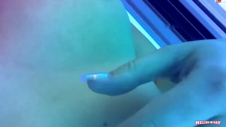 Melina-May – Heimlich im Solarium gefingert