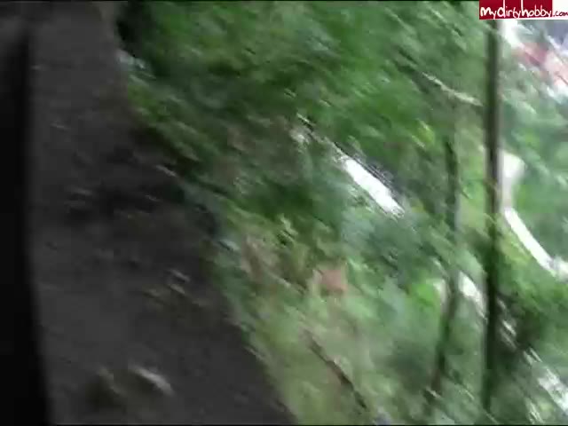 NiceDirtySMPaar – Die Sau pisst sich beim Spaziergang ein