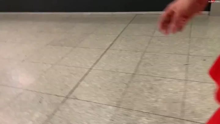 SteffiBlond – Extreme Pisssauerei am Flughafen – Ob der Aufzug oder die Rolltreppe jetzt gesperrt wird