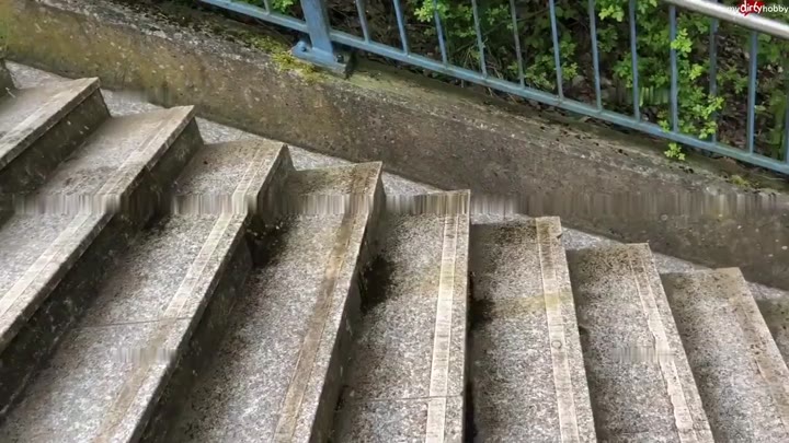 SteffiBlond – Wer pisst weiter die Bahntreppen runter – Mann vs. Sophie