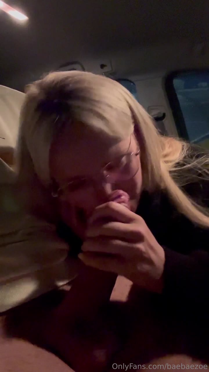 baebaezoe – Mit der Dating App zum Mitternachts Blowjob im Auto