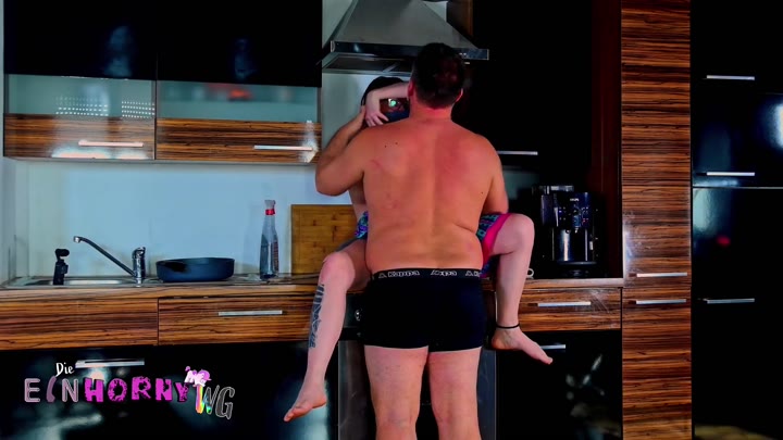 DieEinhornWG – Hausfrau in der Küche gefickt – Jetzt ist sie alles richtig geschrubbt