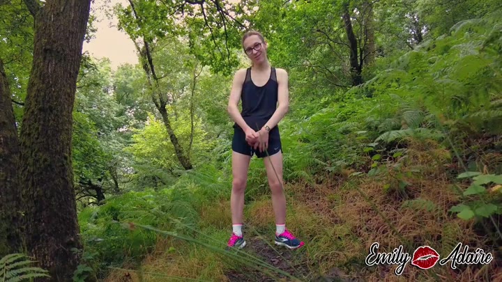 EmilyAdaireTS – Willst du mit mir laufen gehen – Wichsen im Wald