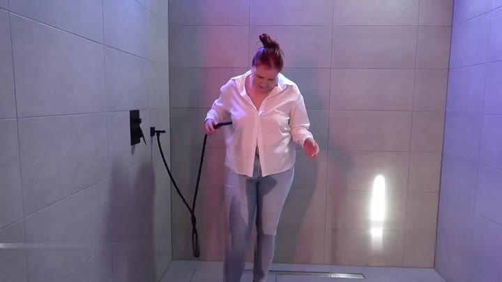 Essen7471 – Erst in die Jeans Hose gepisst und dann abgeduscht