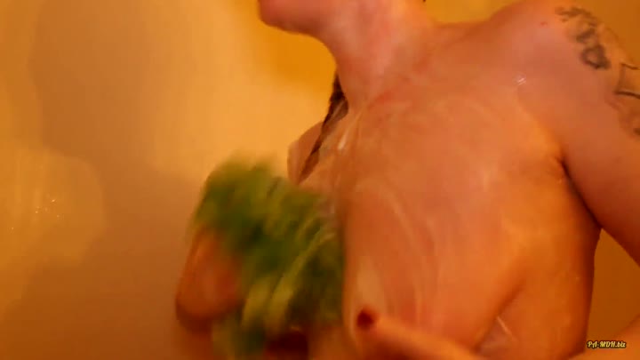 GamerGirlRoxy – POV Dusche mit Gesichtsbesamung