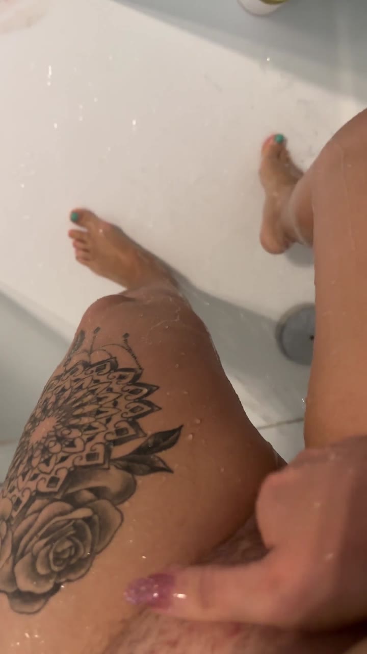 LarisaCum – Ich bin ganz nass und aufgeregt in der Dusche Solo Clip