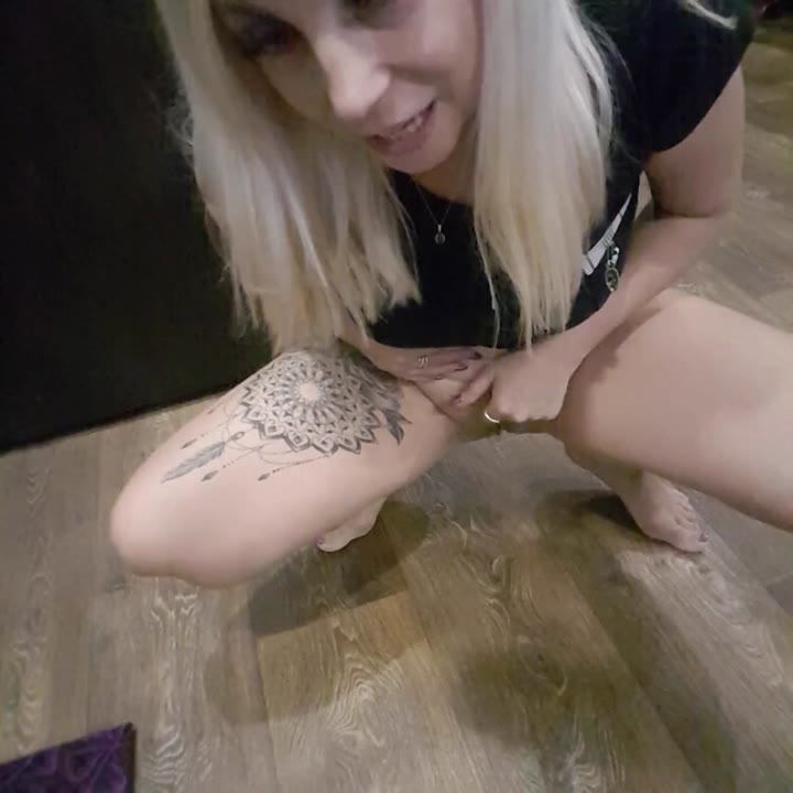 LarisaCum – Ich squirte auf den Boden, wenn ich hart masturbiere