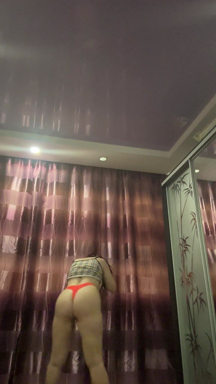 LarisaCum – Schöner orange bikini – Ich masturbiere eine schöne sehr nasse muschi