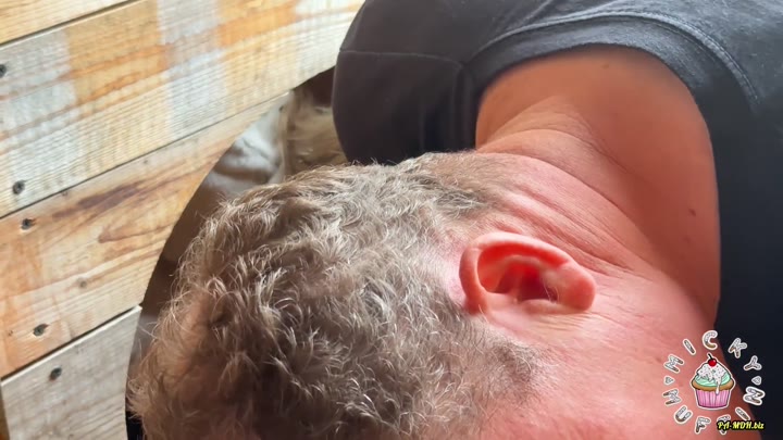 Micky_Muffin – Mein erstes Mal in einer Fickbox
