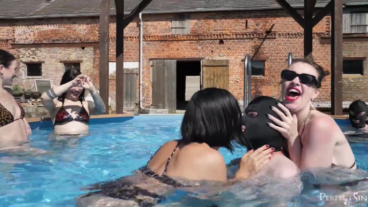 MissFlora – Poolparty