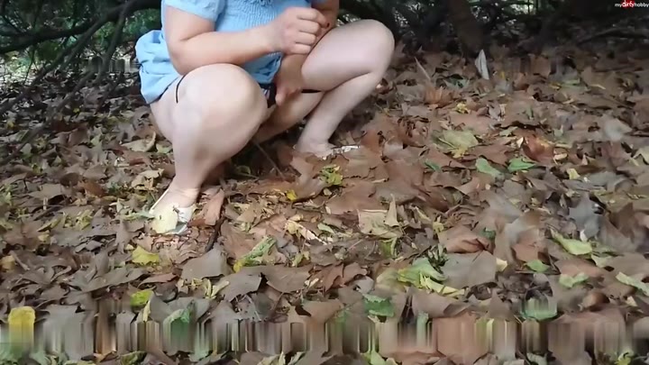 nylonwife – Mitten im Düsseldorfer Park gepisst – Egal ob die Leute mich sehen