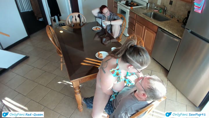 Red-Queen – Cuckqueen – Am morgen einen devoten Cookie serviert