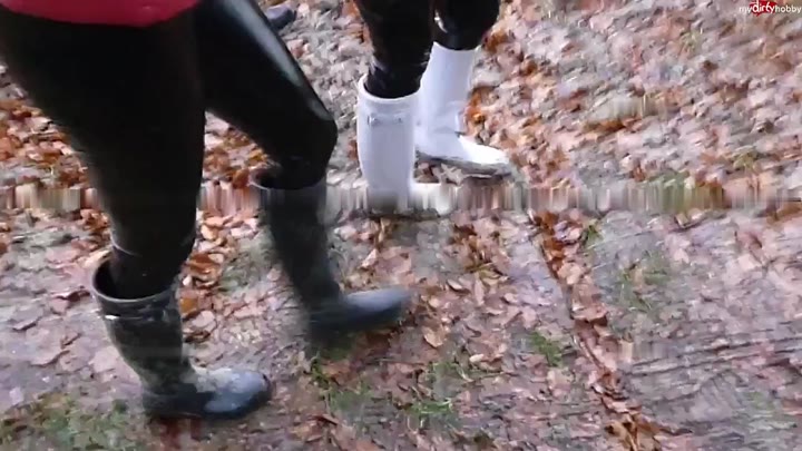 Shinylady2015 – 2 Girls – Sneaker werden erledigt In Gummistiefeln spielen wir Fussball damit Crushing