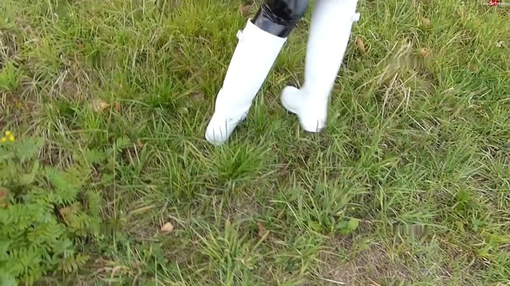 Shinylady2015 – Apfel Crushing in neuen weissen Gummistiefeln wetlook Lack Hose Daunenjacke