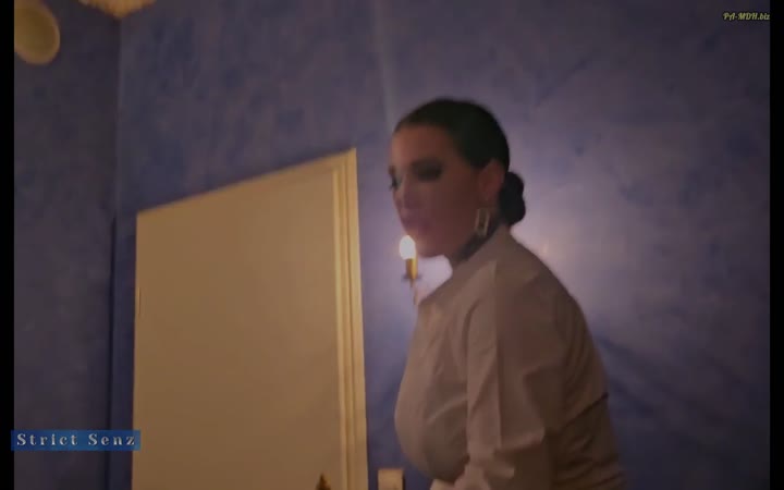 Strict_Senz – Miss Alessa milano peitscht auf den knien