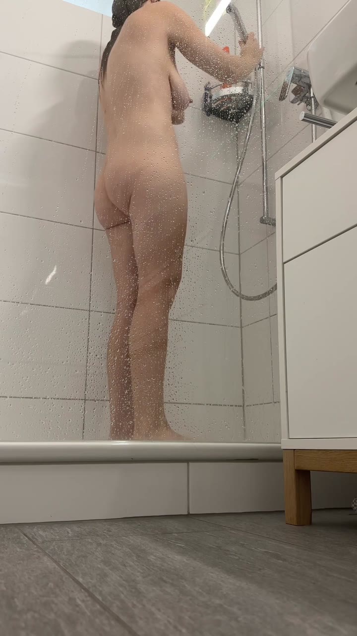 sweetlucy96 – 10 minuten spaß unter der dusche