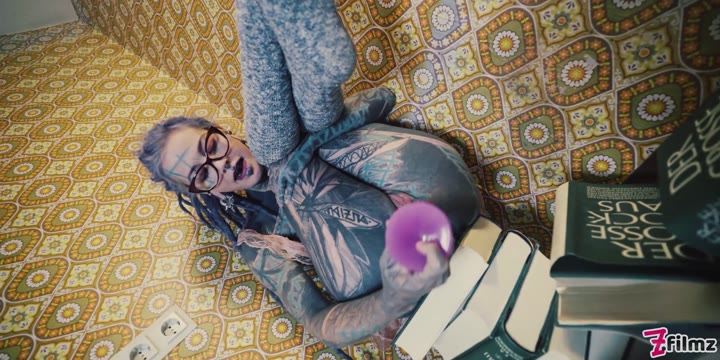 Z-Filmz – Anal mit dem Spielzeug und Pisse über die Bücher