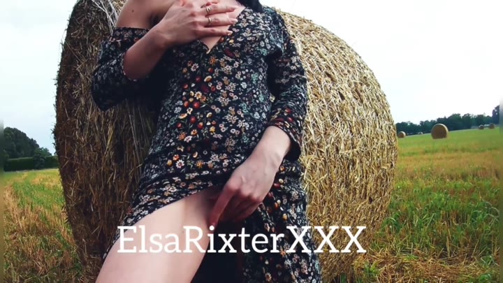 ElsaRixterXXX – Masturbieren mitten am Feld