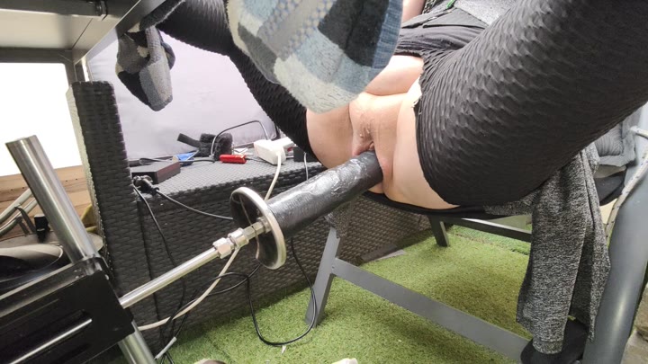 Joannawet – Outdoor Maschinenfick XL Dildo