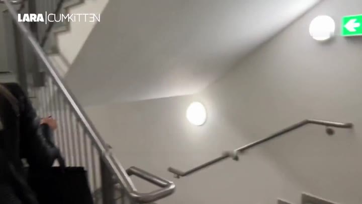 Lara-CumKitten – PUBLIC PISS beim Shopping Komm mit und leck mich sauber