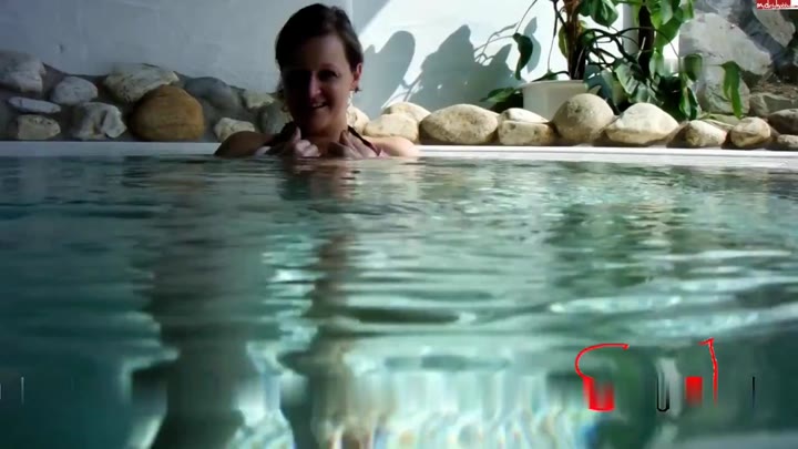 MarleneBloem – Im Whirlpool geil gefingert