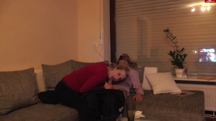 PJ-sexy – Couch Blowjob mit verbundenen Augen