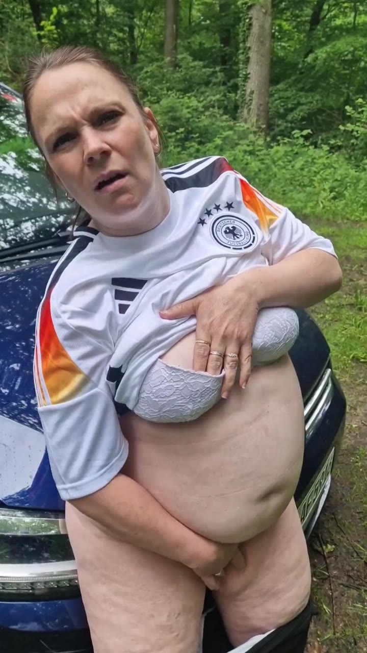 Saskialove87 – Schwangere deutsche Fußballmutter fickt im 9 Monate außerhalb
