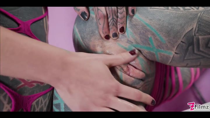 Z-Filmz – Seppienta hat mit StrapOn Spaß bis Anuskatzz squirtet