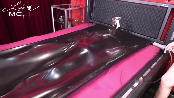 Lady-Meli – Vakuumbett – In Latex versiegelt und mit Sperma abgefüllt
