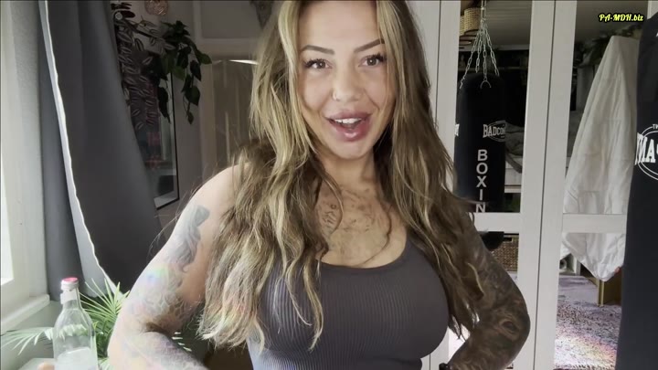 Lea_Katz – Ich zeige dir endlich mehr von mir – Ich ziehe mich langsam für Dich aus
