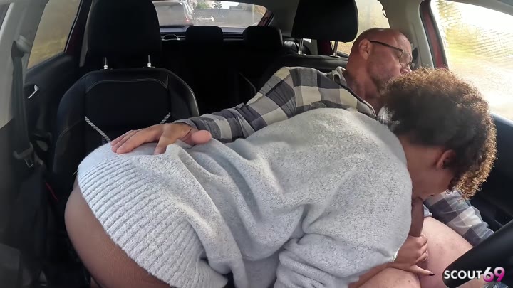 Lia-Amalia – Im Auto ausgegriffen, seinen Schwanz tief geschluckt und Pussy fick für mich
