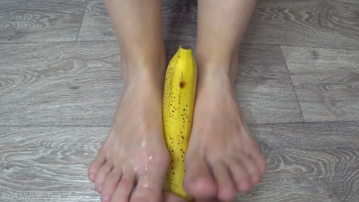mirallise – Schätzchen mit schönen beinen, zerquetschen eine banane mit ihren füßen, perfektes footjob ende