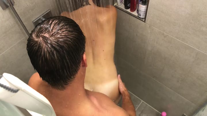 OutfallingSex – Gesichtsbesamung in der dusche