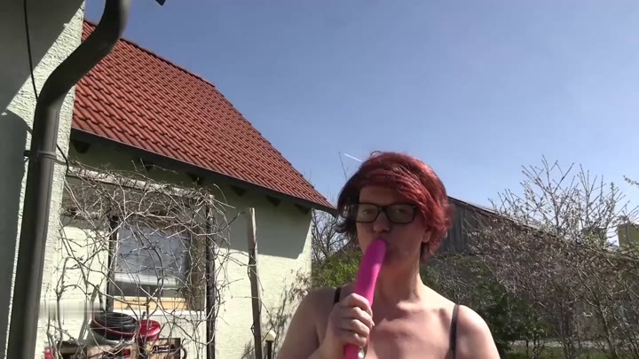 Popp-Sylvie – Frühlingsgefühle mit dem Dildo befriedigt