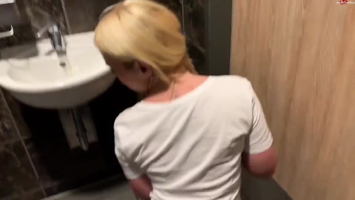SteffiBlond – Im Fast Food Restaurant heftig vollgepisst – der nasse Walk aus dem Laden