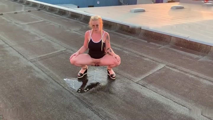 SteffiBlond – Pinkeln über den Dächern von Dortmund -Guck dir meinen prallen Arsch an