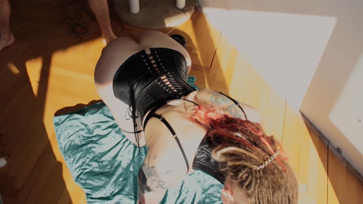 BalaklavaGirl – Neues kostüm – Hals und Korsett während er ihre muschi und kehle zerstört