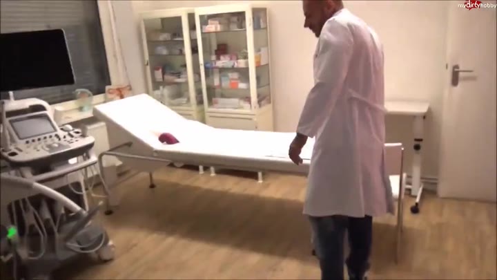 SnakeDave – Frauenarzt fickt mich und mein Freund wartet draußen