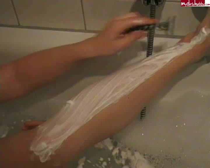 Sweet-Bitch28 – Beine in der Wanne rasiert