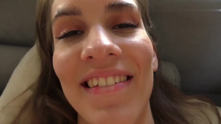 Teendreams – Lili – Perfekte Stellung, um ihre Perle zu massieren