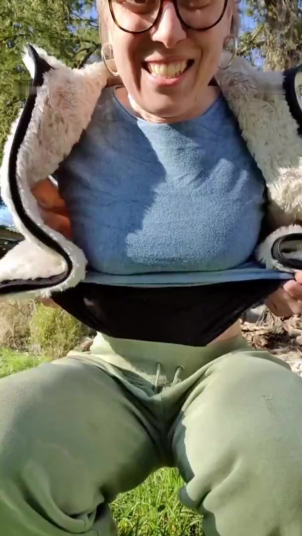 TheaRemmel – So erwecke ich den Frühling – Outdoor Pinkeln in unserem Garten