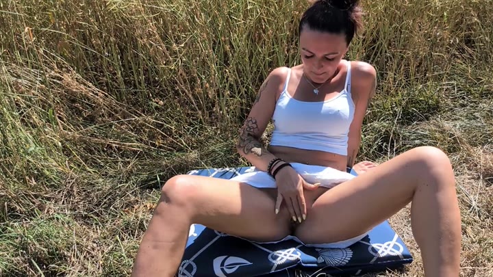 Wet_lana – Riskante Aktion am Kornfeld – Fast vom Bauern erwischt