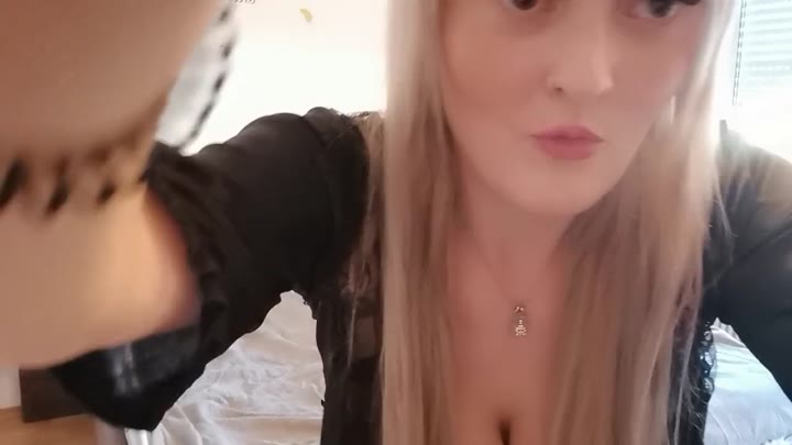 Alex-Blond – Ich trau mich! Ich spiele an meiner Pussy und jeder kann zusehen