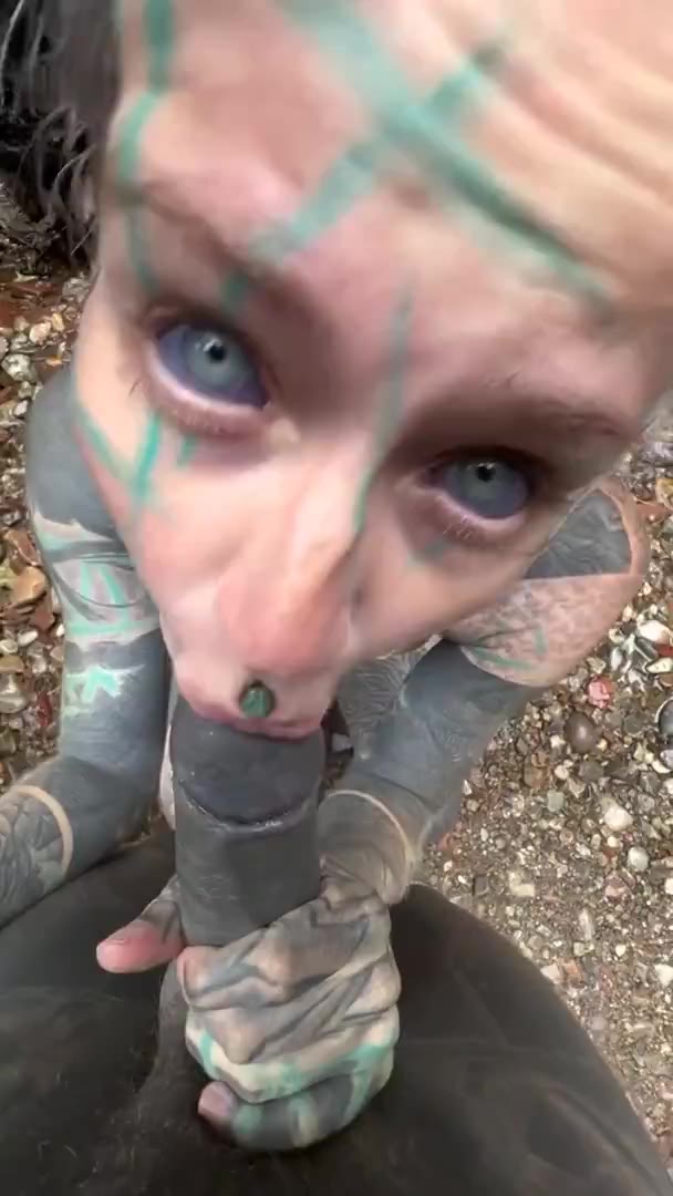Anuskatzz – Tätowiertes Girl gibt Blowjob an einem Wasserfall – POV public