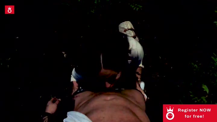 Cam-Baron – AshleyCumstar kniet sich hin und lutscht seinen Schwanz in der ÖFFENTLICHKEIT