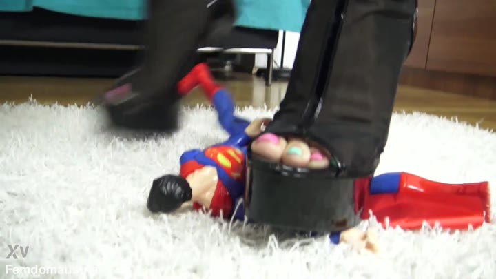 cruel_reell – Superman Crush – Cruel Reell zerquetscht Superman symbolisch für alle Männer