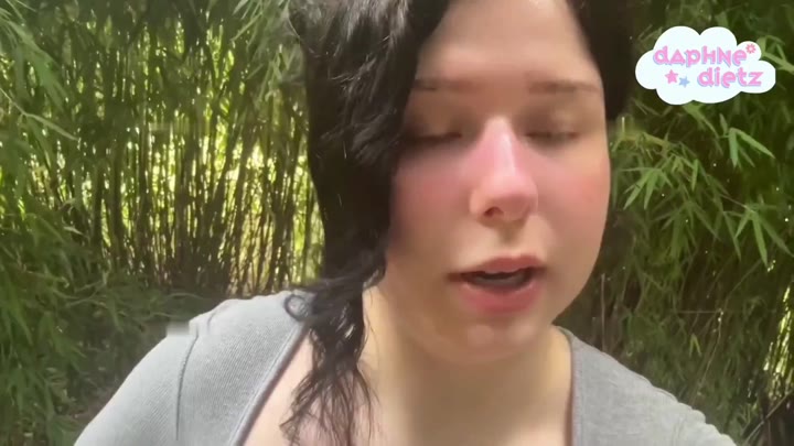 DaphneDietz – WILD PISS im botanischen Garten – NATURSEKT IN PUBLIC